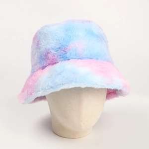 Cappello bucket in ecopelliccia tie-dye dai toni pastello per calore invernale
