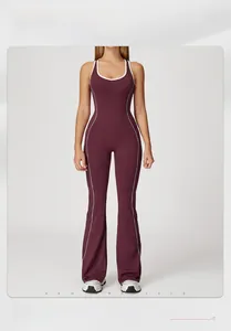 Detail eines dunkelvioletten Yoga-Jumpsuits mit weißen Paspeln und ausgestelltem Bein