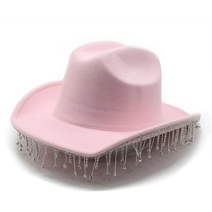 Dettaglio cappello da cowboy in feltro rosa con frange e nappe di strass argento lucido
