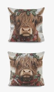 Détail de housse de coussin vache écossaise avec couronne de houx et écharpe à carreaux