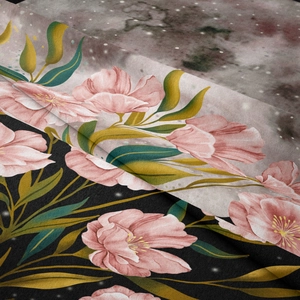 Détail d'une tapisserie à fleurs roses montrant la texture fine de l'impression numérique