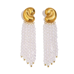 Boucles d'oreilles coquillage dorées 18K avec élégants pompons en perles sur fond blanc