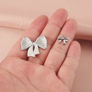 Deux pendentifs nœuds en acier inoxydable argenté de tailles variées pour bijoux DIY