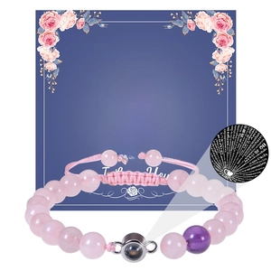 Vue macro du bracelet avec pierre de projection I Love You et perles de quartz rose fin