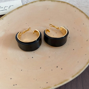 Vue détaillée de boucles d'oreilles en résine en forme de C avec placage or 18 carats