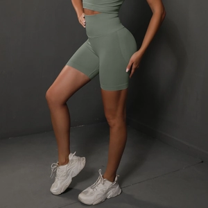 Détail du short de sport vert sauge sans couture à taille haute pour femme en maille