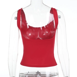 Detail eines roten, schmal geschnittenen Strick-Tops mit tiefem Rundhalsausschnitt
