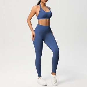 Dettaglio del set yoga blu con leggings a vita alta e reggiseno sportivo allacciato al collo
