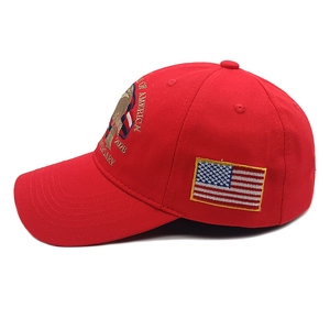 Détail de la casquette rouge USA 2026 avec broderie 3D du logo de l'aigle royal