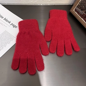 Detailansicht der roten Strickhandschuhe mit weichem Kaninchenfell-Effekt für den Winter