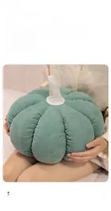 Détail du coussin citrouille en velours côtelé vert menthe avec tige blanche texturée