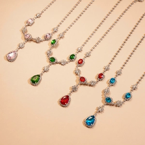 Collier avec pendentif goutte d'eau vintage aux gemmes ovales et cristaux multicolores