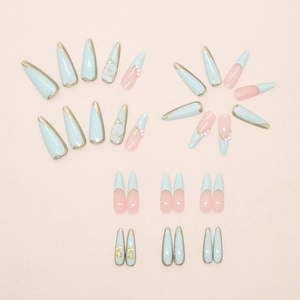 Détail de faux ongles ondulés avec perles 3D, fleurs blanches et roses dorées chic