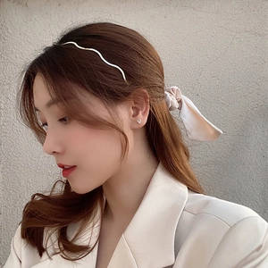 Minimalist silver wavy metal headband and small V-shaped stud earrings for women set