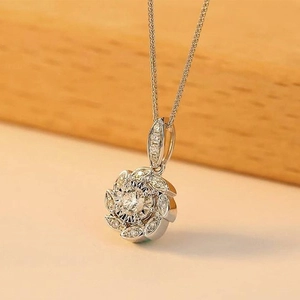 Gros plan d'un collier pendentif fleur en zircon avec des détails en argent poli