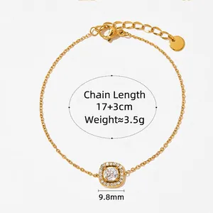 Bracelet en acier doré avec pendentif carré vert émeraude et détails en pavé de zircon