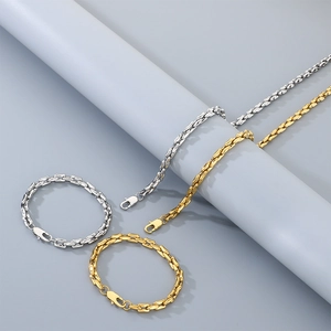 Detailset aus Gold- und Silberarmbändern und Halsketten mit rechteckigen Gliedern