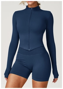 Detailansicht des dunkelblauen Sportsets mit Reißverschlussjacke und Yoga-Shorts