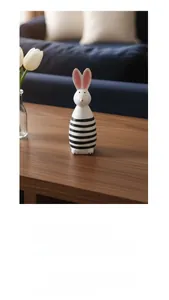 Dettaglio decorazione a forma di coniglio in legno minimalista con strisce nere su legno