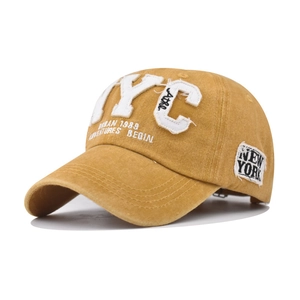 Détail de casquette NYC jaune vintage avec broderie 3D blanche et écusson latéral
