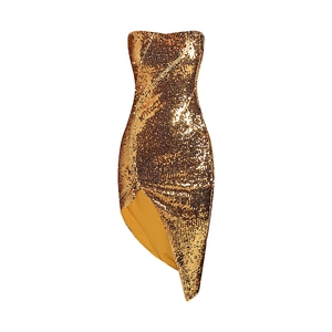 Détail de paillettes dorées sur une robe bustier avec une coupe d'ourlet asymétrique