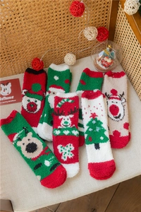 Chaussettes de Noël épaisses en polaire corail avec motifs Père Noël et renne sur chaise