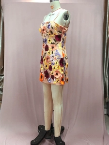 Detail der 3D-Blumenapplikationen und Stickereien auf einem rosa Netz-Minikleid