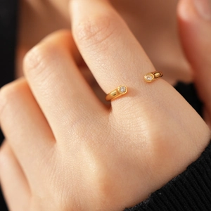 Gros plan d'une bague étoile plaquée or 18k avec zircons brillants sur le doigt