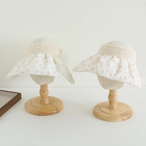 Détail de visières en organza à fleurs pour filles avec dentelle crochetée ajourée