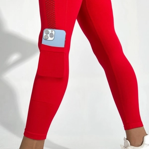 Legging de yoga rouge sans couture à taille haute avec poches et détails en maille ajourée