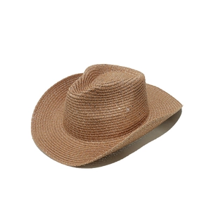 Gros plan sur la texture en paille tressée et le bord incurvé du chapeau panama cowboy