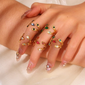 Elegantes Gold-Titanstahl-Ring-Set mit Blattdesign und bunten Edelsteinen an der Hand