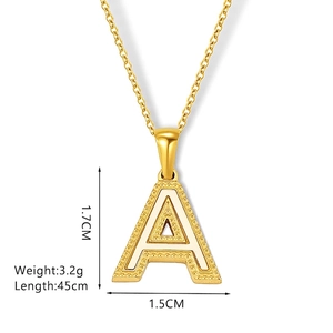Detailansicht der 18K vergoldeten Kette mit Buchstaben A und weißem Muschelanhänger