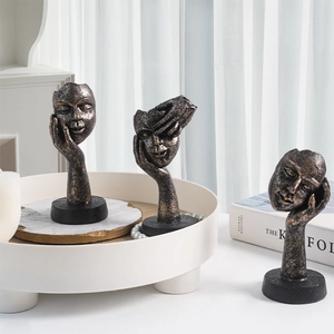 Ensemble de sculptures abstraites nordiques en résine au fini bronze avec socle noir