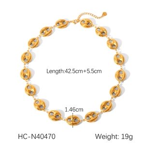 Detail view of 18K gold plated hollow pig nose chain necklace with dimensions and 19g weight