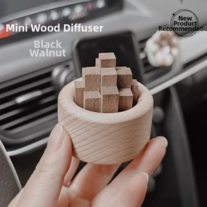 Vue macro du diffuseur en noyer noir montrant le grain naturel et le design de tas de bois