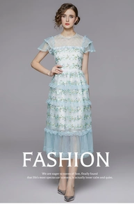 Broderie détaillée et volants en tulle multicouches sur robe à gâteau bleu clair