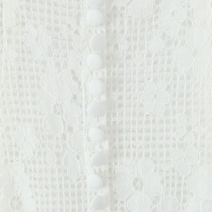 Robe courte en dentelle blanche avec bretelles fines, broderie et boutons recouverts