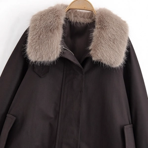 Cappotto invernale da donna con collo rimovibile in ecopelliccia marrone su gruccia in legno