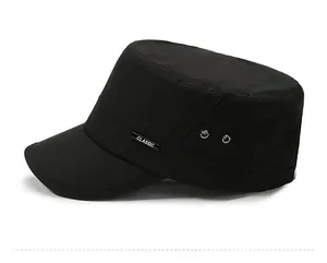Vue latérale du chapeau militaire noir avec œillets respirants et détail Classic