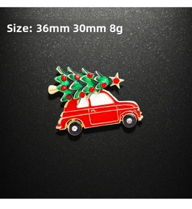 Détail de la broche voiture vintage rouge avec sapin de Noël vert, 36mm x 30mm, poids 8g