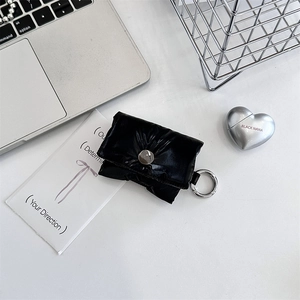 Γυαλιστερή μαύρη θήκη AirPods σε στυλ μπουφάν με μεταλλικό κουμπί και ασημένιο καραμπίνερ