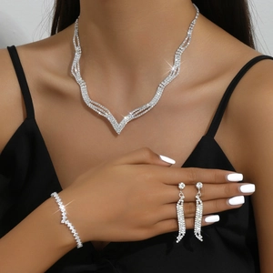 Elegante set di gioielli con collana, bracciale e orecchini argentati con strass