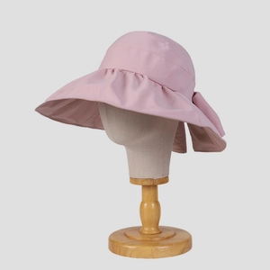 Dettaglio del cappello da sole rosa a tesa larga con rivestimento UV e bordo a onde