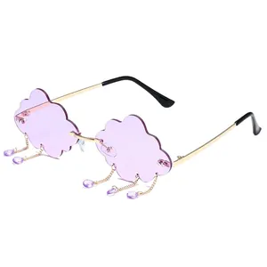 Lunettes de soleil sans monture en forme de nuage, verres violets et pendentifs à pompons