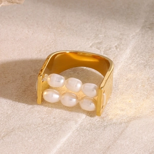 Anello a fascia larga in acciaio inossidabile 18k con due file di perle bianche
