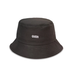Détail de la broderie QUEEN blanche sur un chapeau bob noir avec bordure renforcée