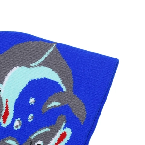 Vue détaillée du bonnet en maille bleue avec motif de requin jacquard et texture côtelée