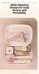 Vista interna del beauty case beige in cotone trapuntato con tasca a rete e scomparto principale