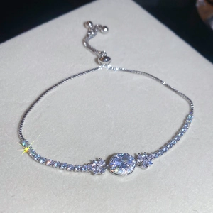 Detailansicht eines silbernen Armbands mit ovalem Zirkonia und Schiebeverschluss